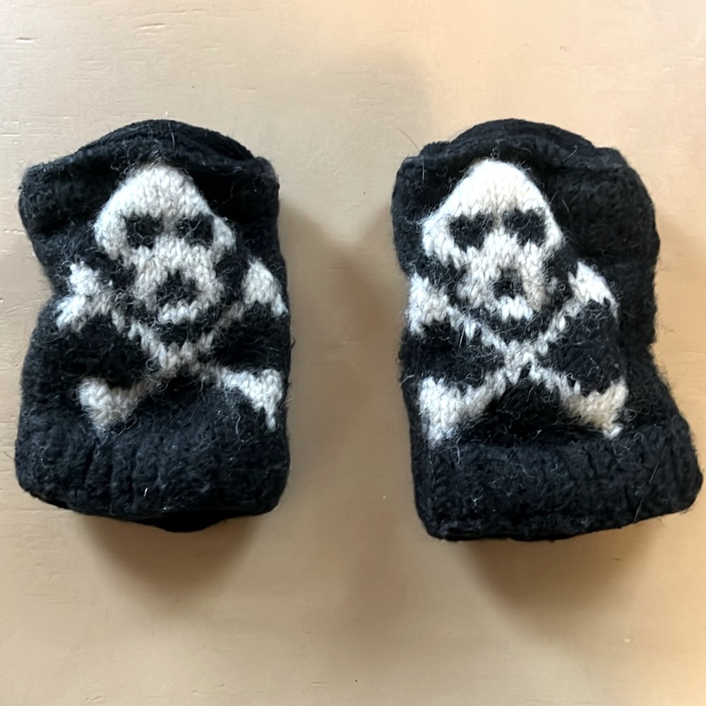 Chunky Black Fingerless Gloves with Skulls